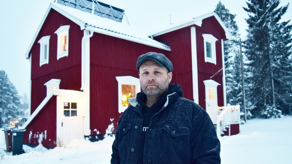 Niklas Karbin Hedqvist är fast med ett hus han inte äger själv och som inte har något värde på bostadsmarknaden.