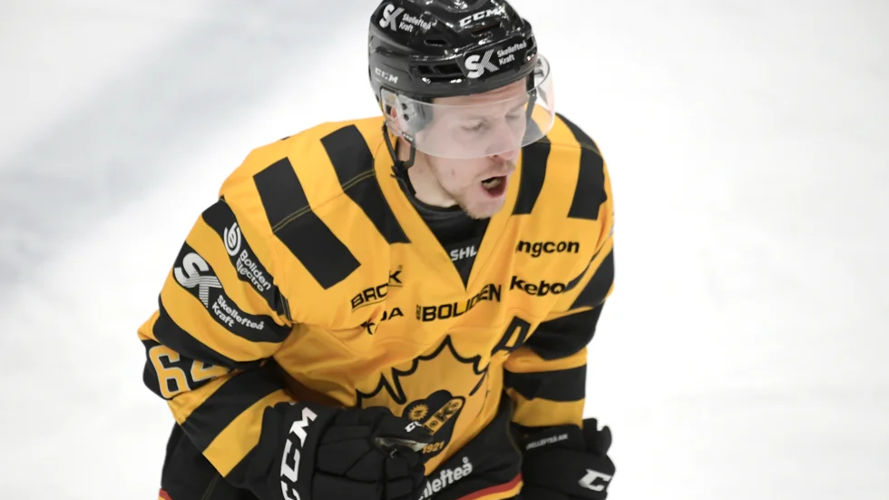 Jonathan Pudas jublar efter sitt avgörande 3-2 mål.
