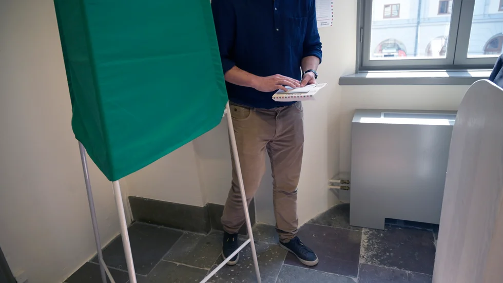 Det är problematiskt att kommuner i dag utformar valbås olika.