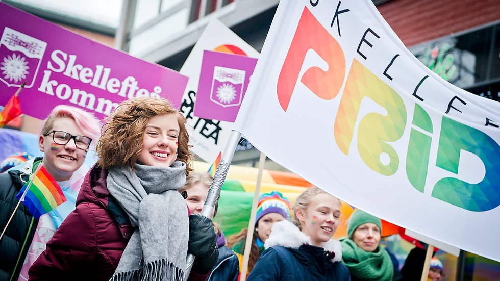 Skellefteå Pride. På bilden tågar skribenten Linnea Wikman tillsammans med andra Skellefteåbor.