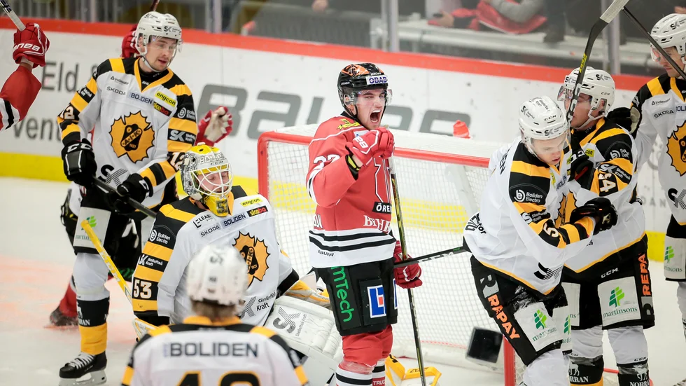 Glenn Gustafsson efter ett av fem mål på Skellefteå AIK. Oskar Östlund fick släppa fyra puckar förbi sig då sista målet kom i tom kasse. 