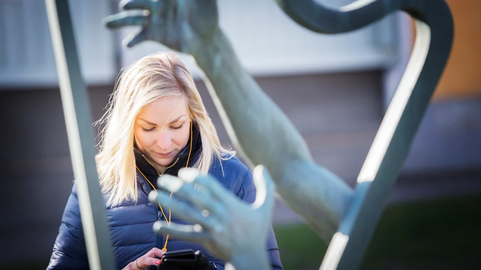 Malin Karlsson, turistchef i Trosa lysnar på berättelsen om Srömkarlen.