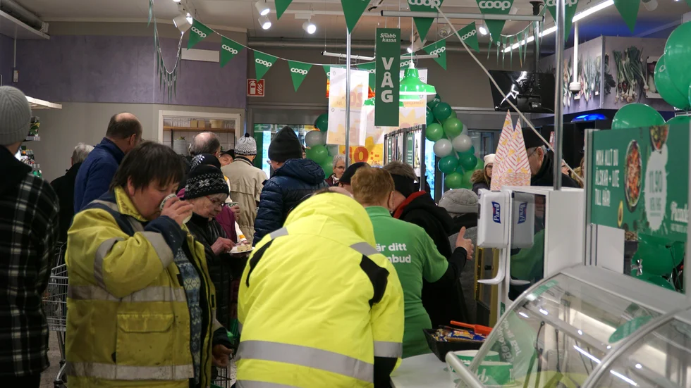 Det var kö utanför Coop inför öppningen på torsdagen. Många lät sig väl smaka av tårtan med tillhörande kaffetår.