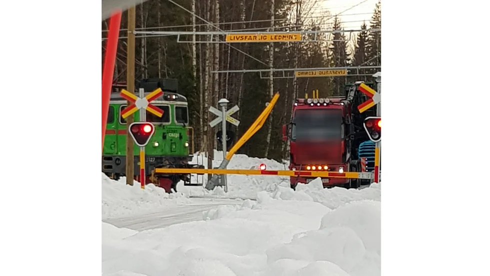 En läsare såg händelsen vid järnvägspassagen.