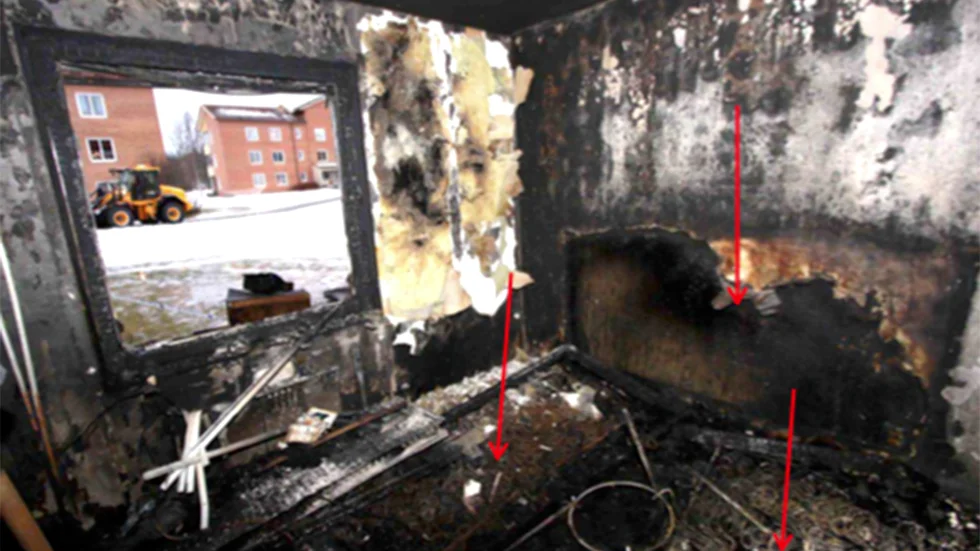 Polisens bilder visar hur lägenheten totalförstördes av den intensiva branden på nyårsnatten i Kåge.