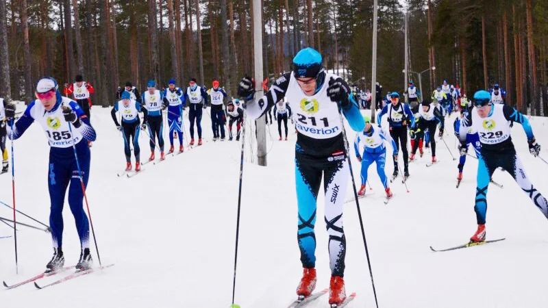 Det var hårdkörning redan från start i det klassiska långloppet. Nummer 211 är Christer Larsson, Skellefteå XC Club.