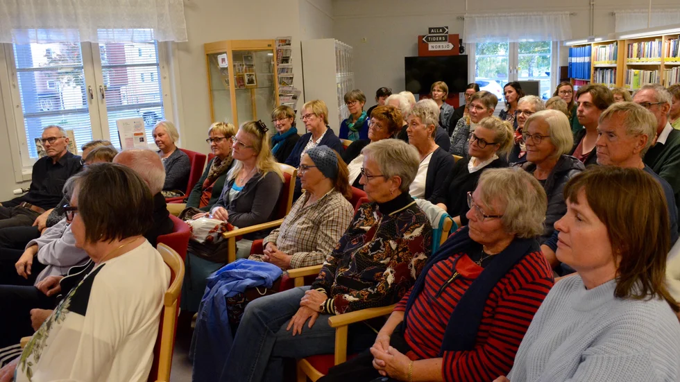 Ett femtiotal personer kom till biblioteket för att lyssna och ställa frågor.