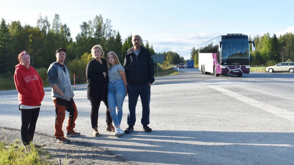 Maria Hedström, Tom Degerman, Linda Söderberg med dottern Naomi samt Mikael Hedström är kritiska till att påstigningen måste ske vid Bolidenvägen. 