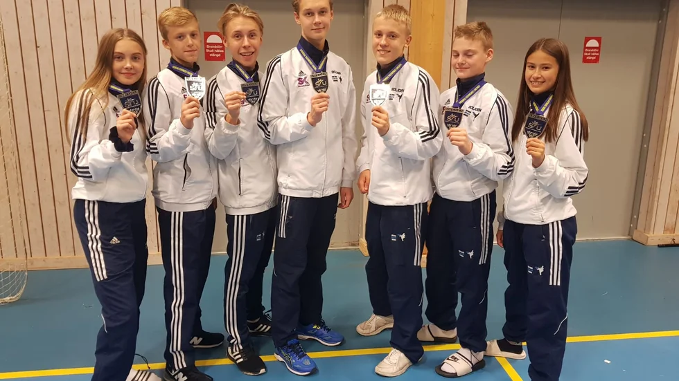Sju glada guldmedaljörer. Sex av dessa Soo Shim-spelare reser till Spanien för att tävla på EM om en vecka.