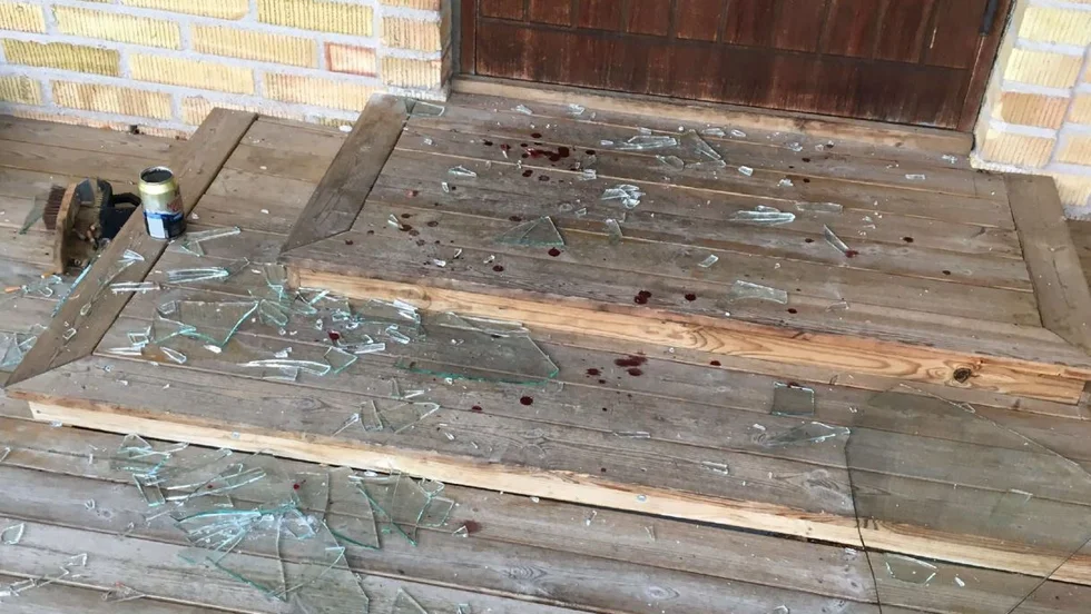 I polisförhör har 25-åringen förklarat sitt agerande med att han blivit väldigt arg och misstänkt att barndomsvännen och hans tidigare flickvän gick bakom ryggen på honom. Han har förnekat att han tagit strypgrepp på kvinnan men erkänt skadegörelse.