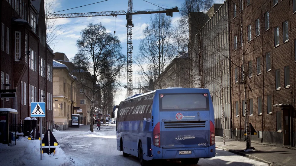 Bussbolagen måste trots coronakrisen följa avtalen och kan tvingas böta om turer ställs in på grund av sjukdom.