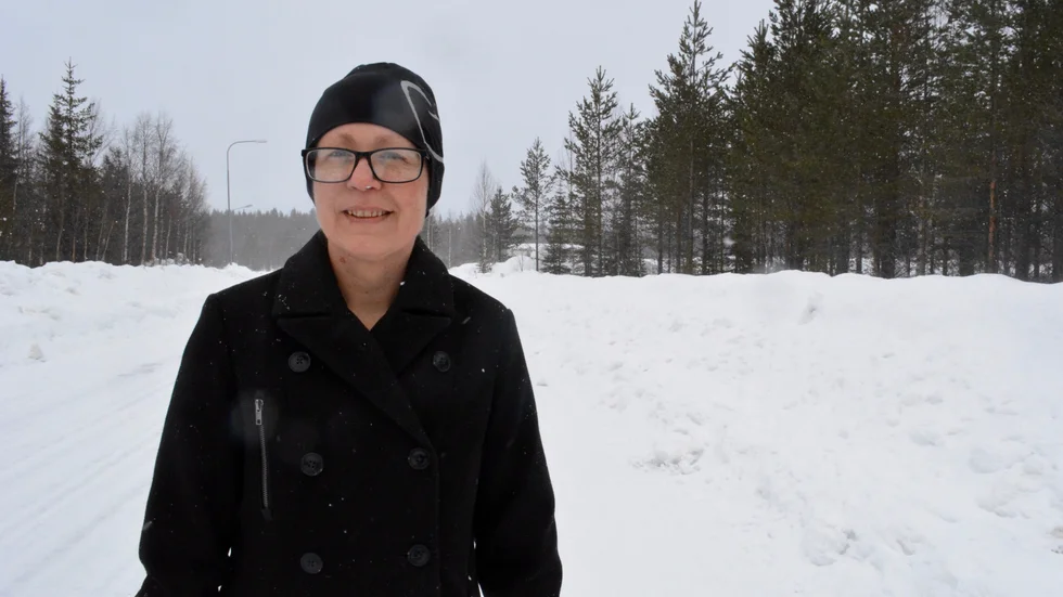 Beatriz Axelsson vid Långhultet utanför Drömtrappor, en av två industritomter som kommunen nu lyfter fram.