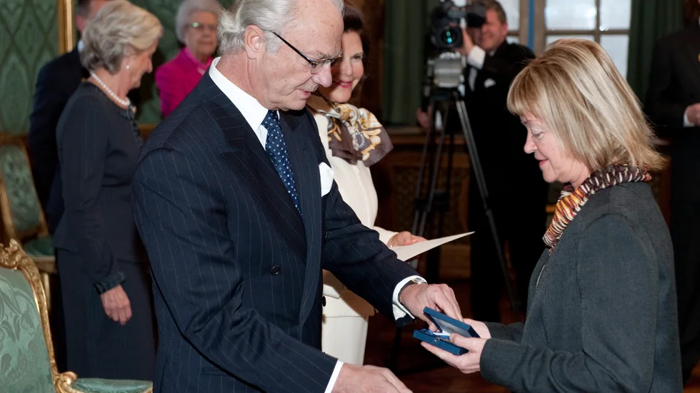 Lena Josefsson mottog medaljen Litteris et Artibus från kung Carl XVI Gustaf och drottning Silvia vid medaljförläningen i Lovisa Ulrikas matsal på Stockholms slott år 2012.