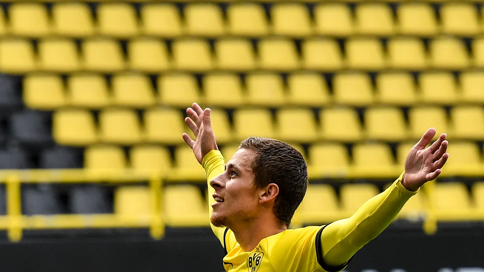 Dortmunds Thorgan Hazard firar ett mål mot Schalke inför tomma läktare. Arkivbild.
