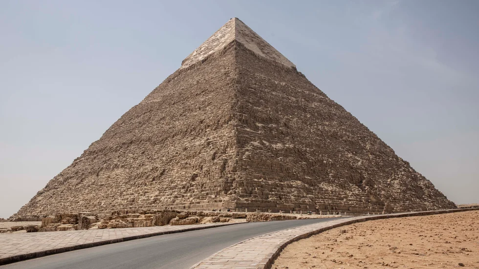 Turisterna som i vanliga fall trängd vid pyramiderna i Giza saknas under coronapandemin. Arkivbild från slutet av mars.
