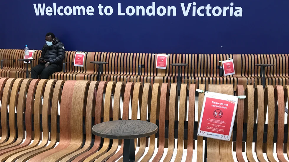 Skyltar i vänthallen på Victoria station i London manar besökare att hålla avstånd. En anställd på stationen dog sedan en man som sade sig vara coronasmittad hostade och spottade mot henne. Bild från tidigare i veckan.