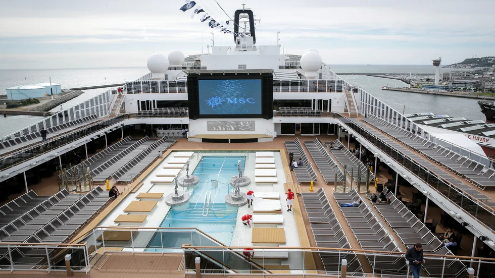 Gott om plats kring poolen. Arkivbild från MSC:s fartyg Meraviglia.