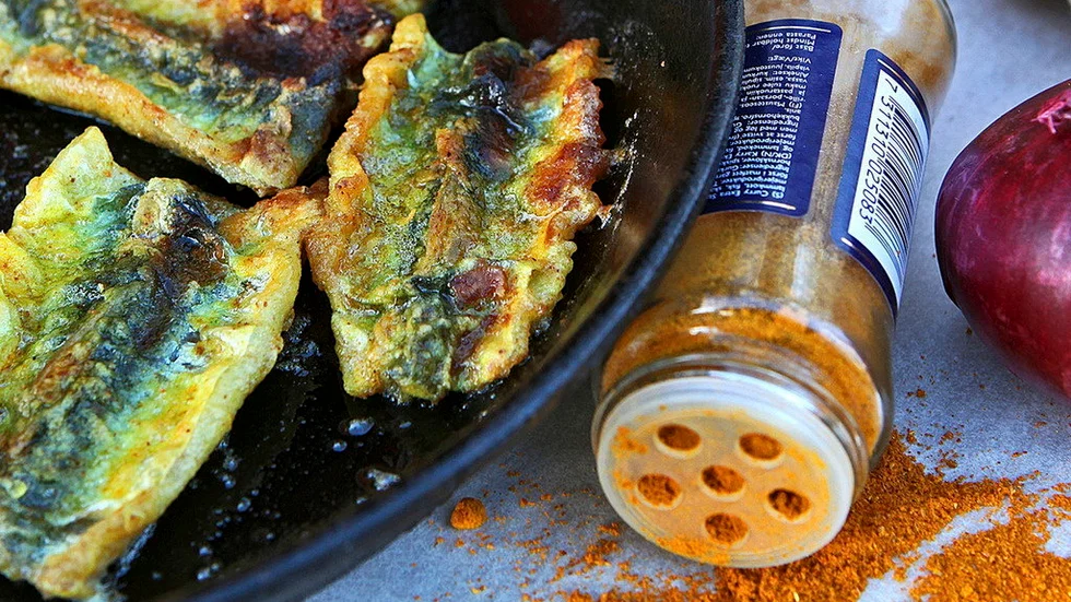 Currypanerad strömming och ingefärssyltad lök. En trotjänare i nya kläder.