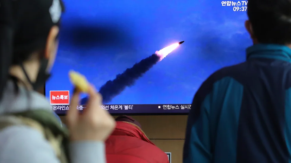 Sydkoreaner följer en nyhetssändning den 21 mars då Nordkorea avfyrade ballistiska kortdistansrobotar. Arkivbild.