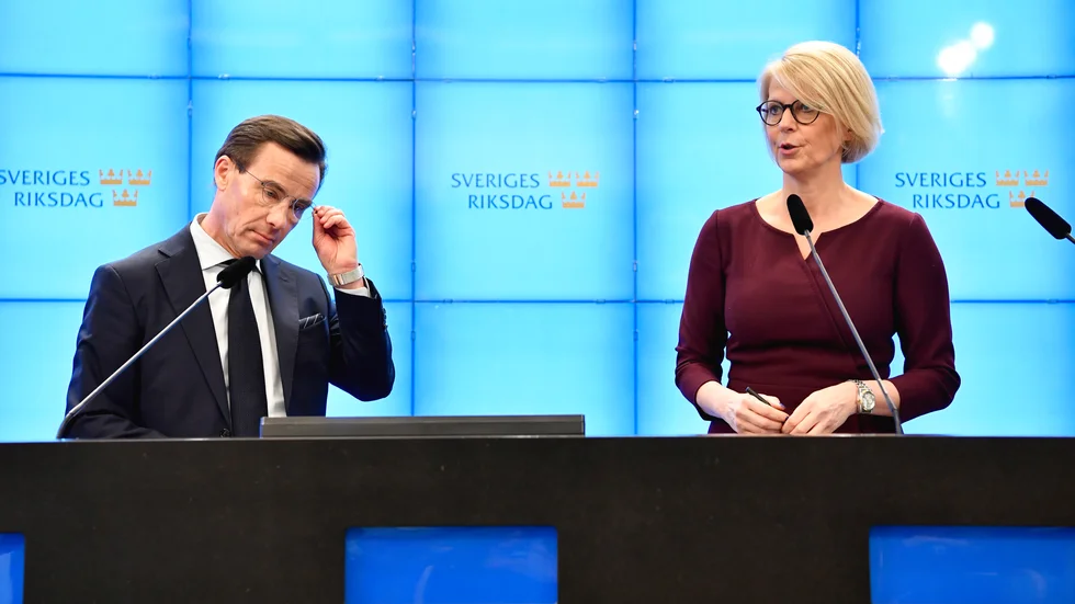 Moderaterna är det parti som i nuläget tydligast försöker vara en konstruktiv opposition. Men det är inte så lätt. 