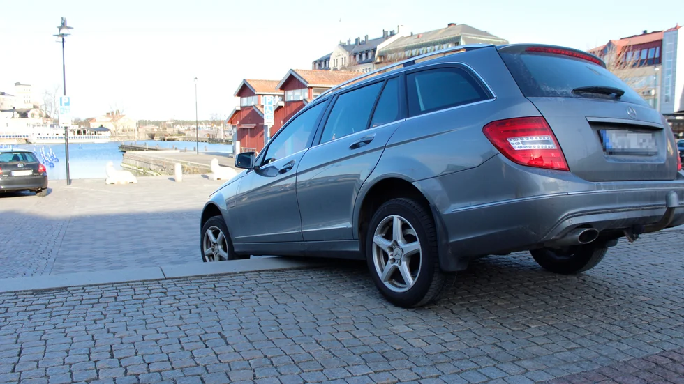 Bilen fastnade vid 15.30-tiden och en bärgare fick kallas till platsen. 