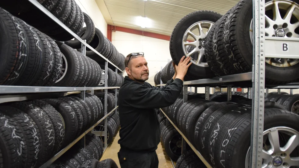 "Det enda logiska", säger Janne Sundberg på Forslunds Gummi om Transportstyrelsens beslut att förlänga tiden för däckbyte.