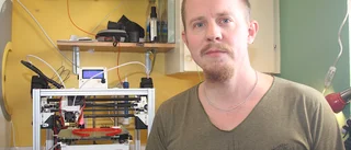 Han gör visirhållare med sin 3D-skrivare