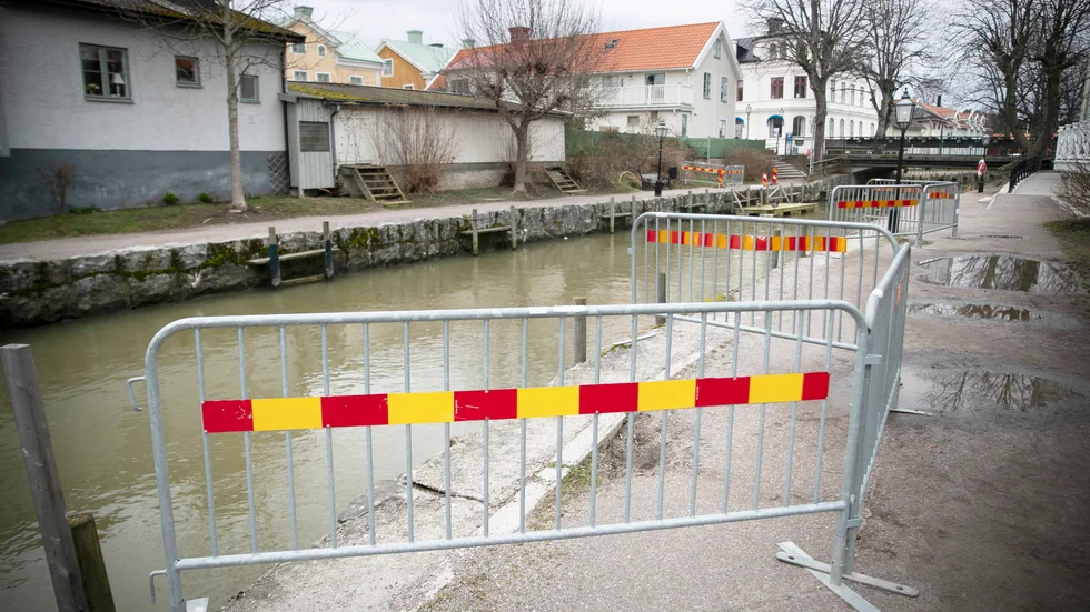 Längs åpromenaden har hålen ringats in med staket.