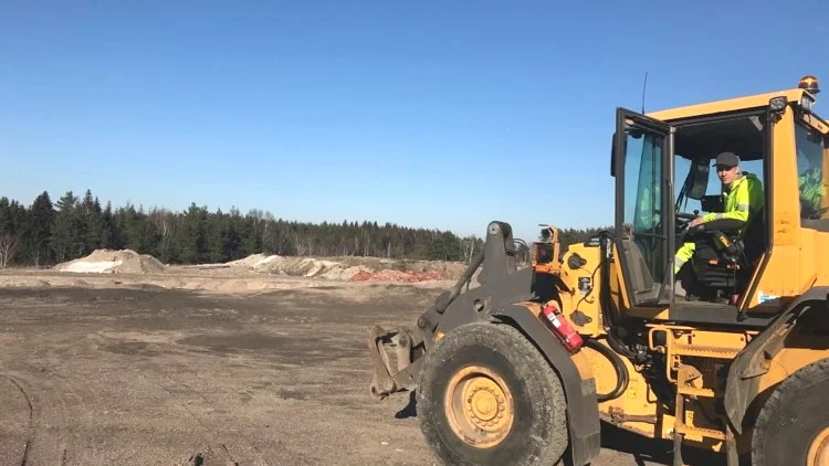 Arbetet med att täcka in deponin på Björshult har börjat men i väldigt liten skala, berättar Niklas Karlsson, som arbetar på anläggningen. Nästa år tar arbetet fart på allvar.