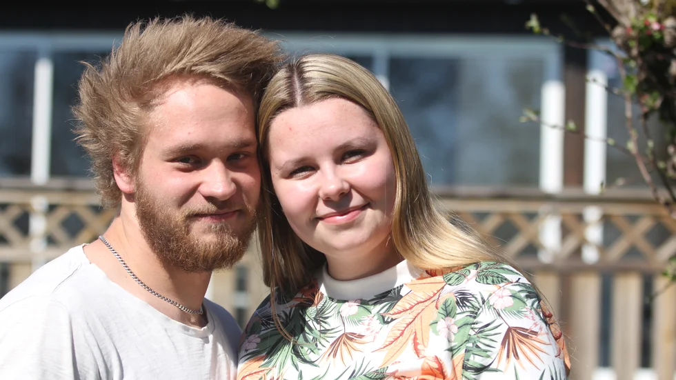 Vad är väl en middag på Villan när man kan dansa bal för släkten? Rasmus Feldt och Klara Axelsson fixar en egen bal och bjuder in sina nära anhöriga. 