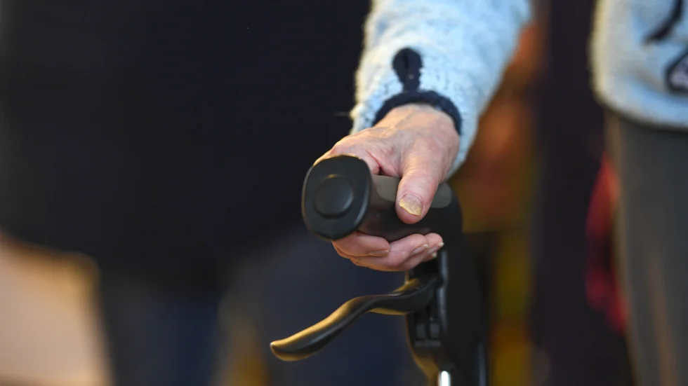 Äldre personer med demenssjukdom som smittats av covid-19 vandrar omkring på vissa särskilda boenden i Sverige. Nu vill Sveriges kommuner och regioner se en lagändring som gör det möjligt att i större grad – och i nödsituationer – isolera dessa personer. Arkivbild.