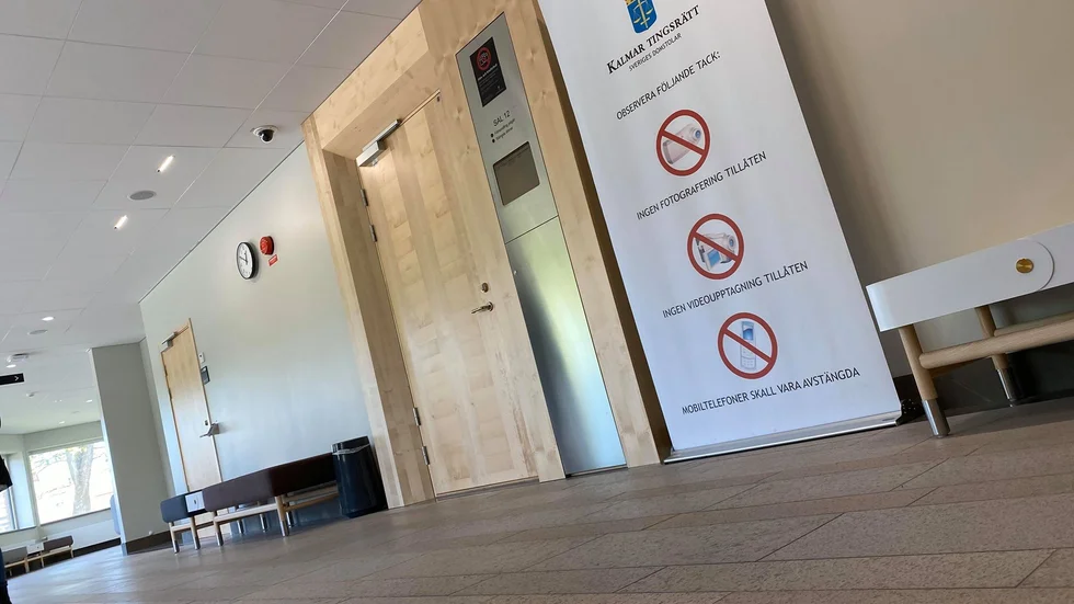 Rättegången hålls i Kalmar. Brottsoffret representeras av målsägarbiträde samt anhöriga. Inne i rättssalen råder film- och fotoförbud.