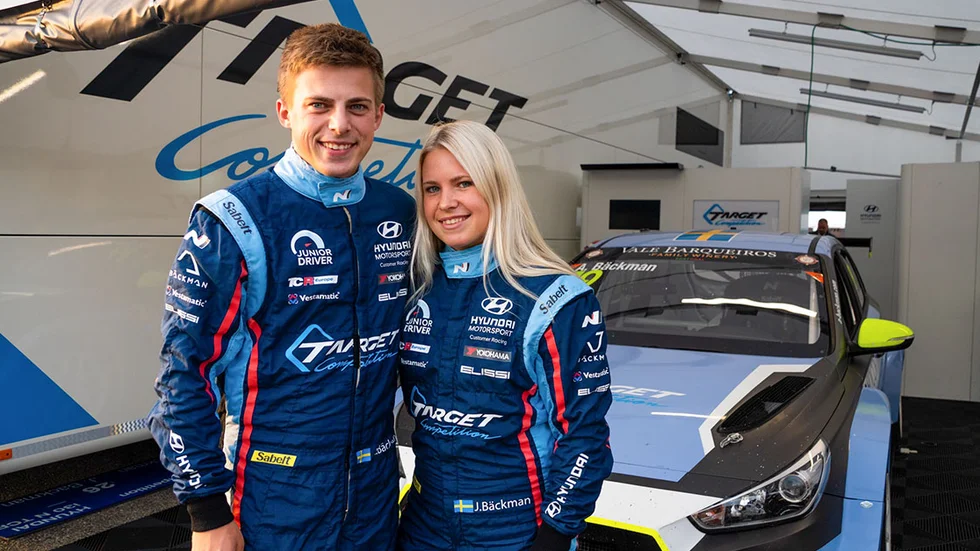 Andreas och Jessica Bäckman kommer att tävla virtuellt i väntan på den att racingsäsongen kommer igång.