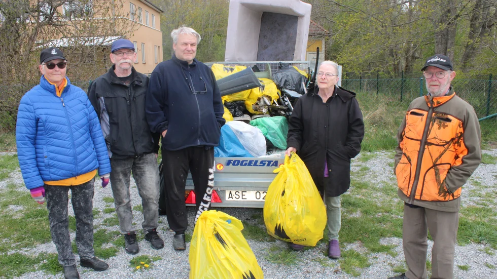 Några av PRO:s skräpsamlare i Rejmyre, från vänster Barbro Holmgren, Jan-Inge Wall, Stefan Penttinen, Birgitta Andersson och Åke Andersson. Lena Wall har också hållit i det hela.