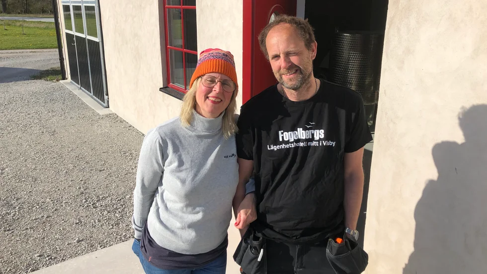Mia Asplund och Stefan Fogelberg är vana företagare. Mia är fotograf och Stefan driver Fogelbergs lägenhetshotell. Nu startar de ett musteri tillsammans. 