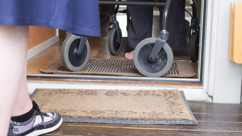 Strängnäs kommun har anmält sig själv till Arbetsmiljöverket efter att hemtjänstanställda har varit hemma hos en brukare som var symtomfri, men senare visade sig ha covid-19.