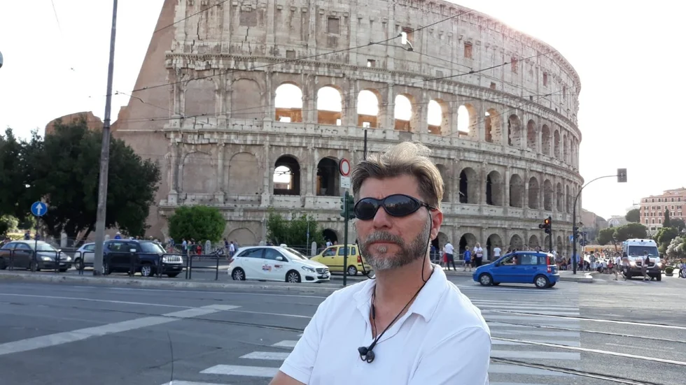 Carl Löfvenborg har bott i Rom sedan 2005 och började jobba på den svenska ambasaden fem år senare. Den här bilden är tagen innan coronasmittan kom till Italien