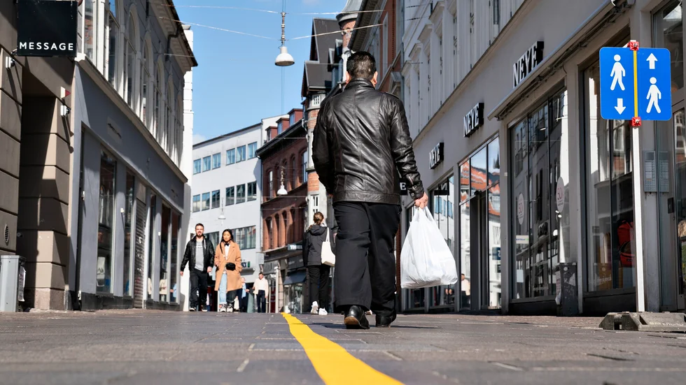 Staden står kvar, varenda byggnad, men det vi tänker på som stad och stadsliv slocknar.