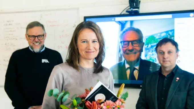Fr v: Bengt Ivansson, näringslivschef, Kristina Sundin Johnsson, kommundirektör och pristagare, Christer Asplund (på skärmen) vid Holger Jonasson Place Managment Fond och Lorents Burman, kommunalråd.