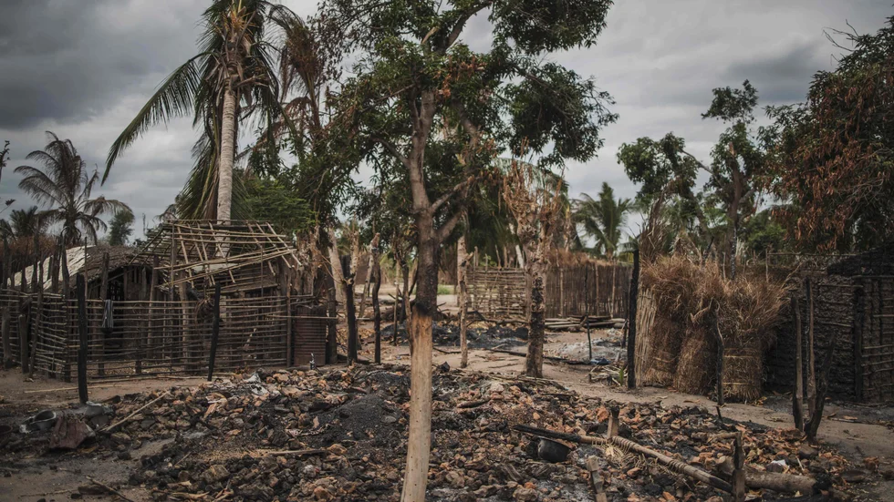 Resterna av brända bostäder i byn Aldeia da Paz i provinsen Cabo Delgado i nordöstra Moçambique sedan den attackerats av jihadister i augusti i fjol.