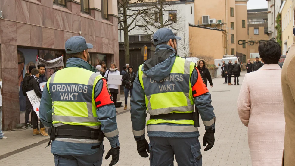 Staten och Polisen borde överta ansvar och finansiering av Uppsalas kommunala ordningsvakter, menar representater för Utvecklingspartiet demokraterna.