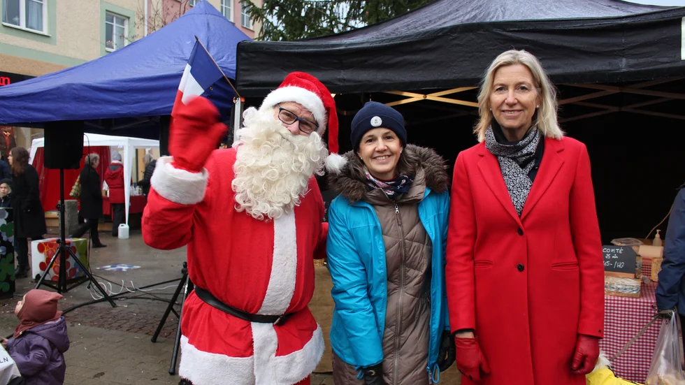 Tomten, Pernilla Eklund från Mitt Strängnäs och Maria Von Beetzen, PR-ansvarig, är några av dem som jobbat med årets digitala julkalender i Strängnäs. Bilden är från 2019. 