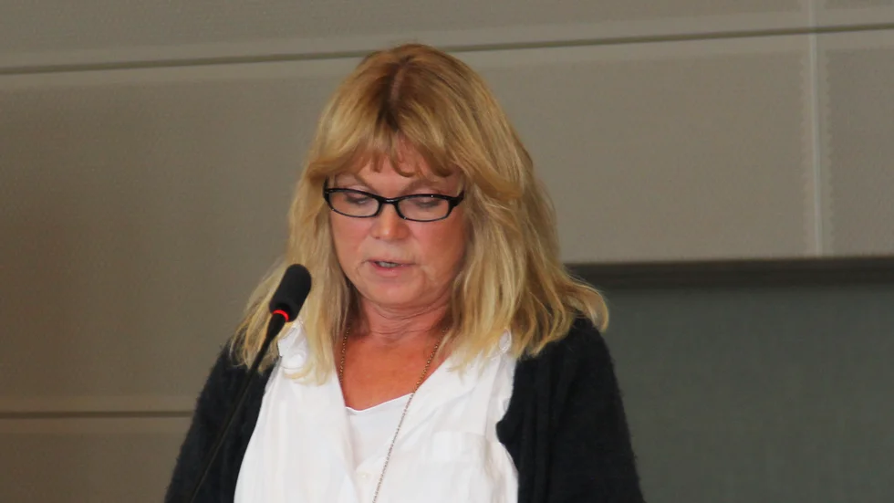 Monica Lövgren tycker att Knivsta kommun inte behöver göra något enligt fyrspårsavtalet förrän staten beslutar om full finansiering för att bygga två nya spår förbi Knivsta (inte genom centrum) och en ny station i Alsike inom angiven tidsram.