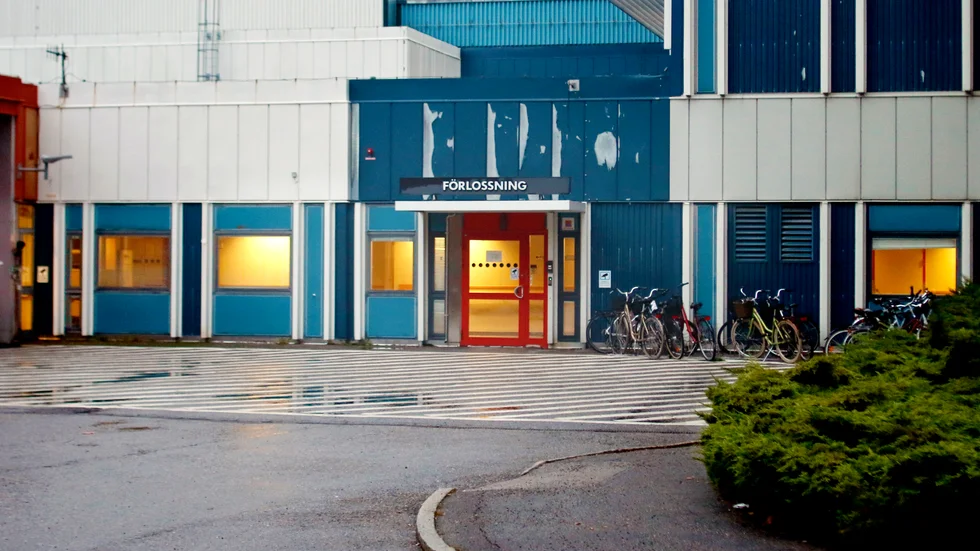 Hjärtövervakningssystemet larmade för långsam puls hos barnet. Trots det gjorde inte barnmorskan på Mälarsjukhuset någon uppföljande kontroll av barnets hjärtrytm. Några timmar senare var pojken död.