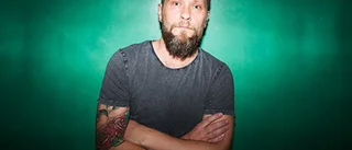 Magnus Betnér bjuder på oförskämdheter i Knivsta