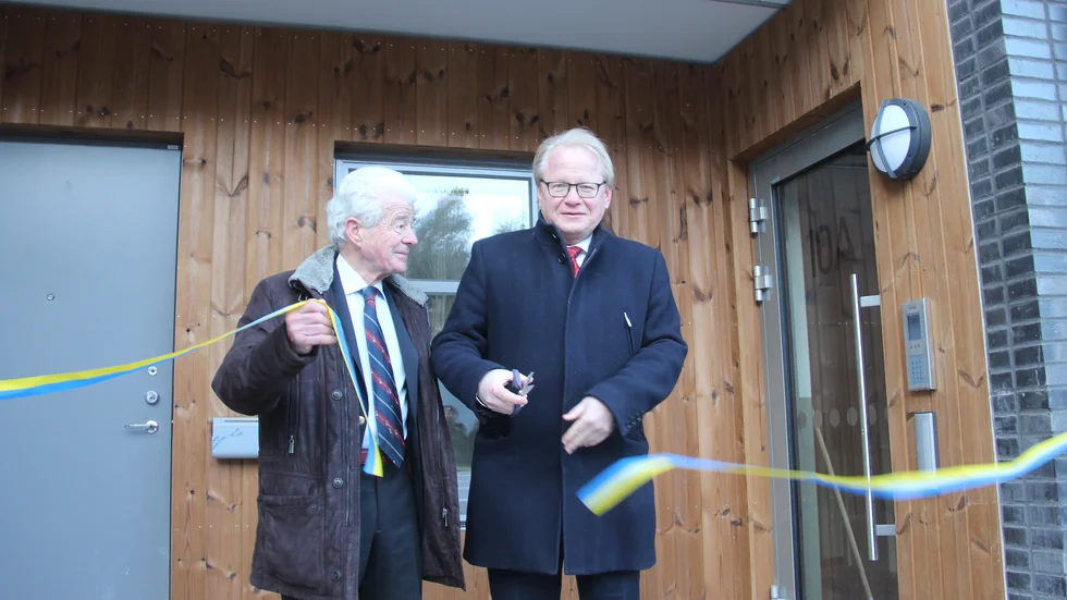 Så här såg det ut när försvarsminister Peter Hultqvist i januari 2020 invigde MHS Bostäders första 100 lägenheter i Älvdansen. Med på bilden är stiftelsens ordförande Claes Tornberg.