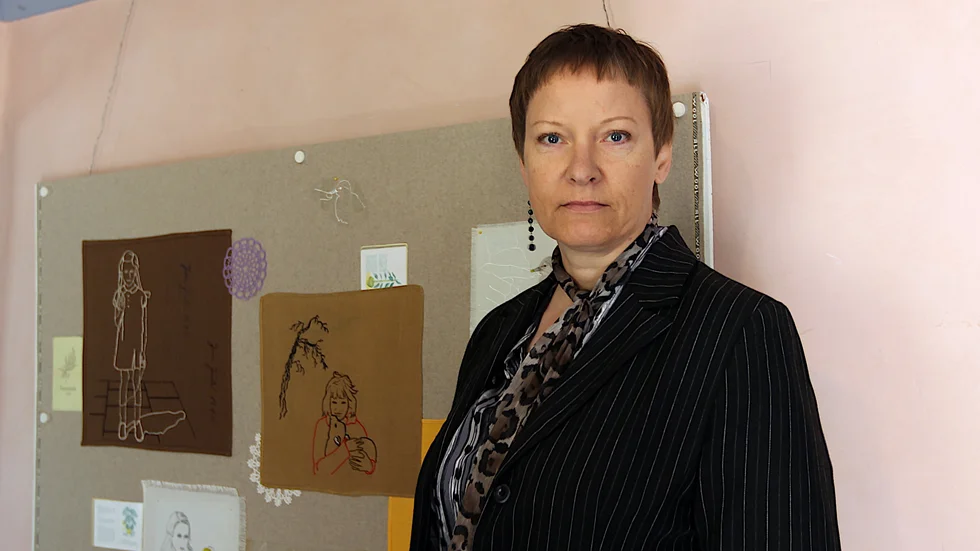 Astrid Raff visar upp väl valda delar av sin produktion de senaste tio åren. Som broderierna i bakgrunden med motiv ur konstnärens barndom.