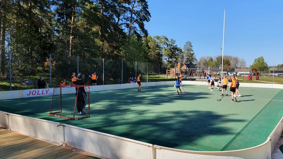 Hagundas utomhussarg för innebandy i Vänge. Planen är lagom för spel fyra mot fyra.
