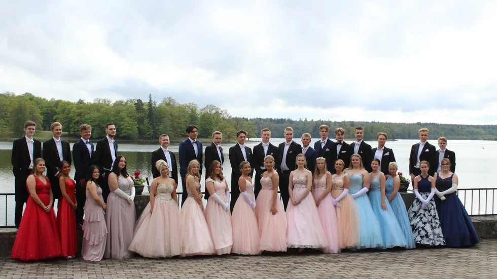 De skulle ha dansat bal på lördagen. Ställa in alldeles? Nej, det ville inte student- och balkommittén på Bildningscentrum Facetten. Studenterna behöll middagen på Villan och den obligatoriska fotograferingen mot Bysjön. 
