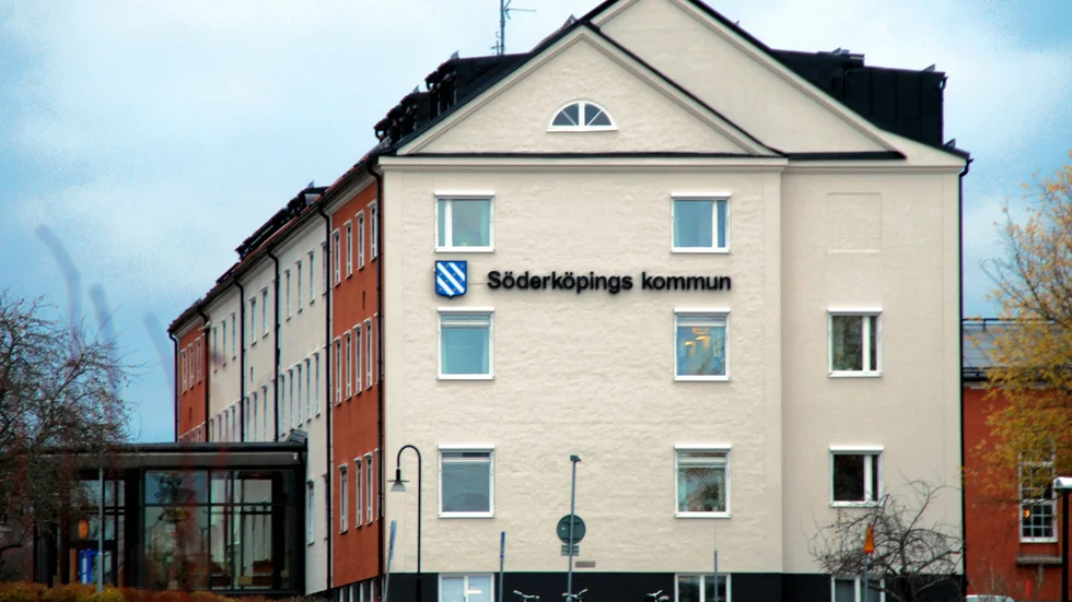 Söderköpings kommun behöver se medarbetarna som en resurs och som en självklar samarbetspart, skriver debattörerna.
